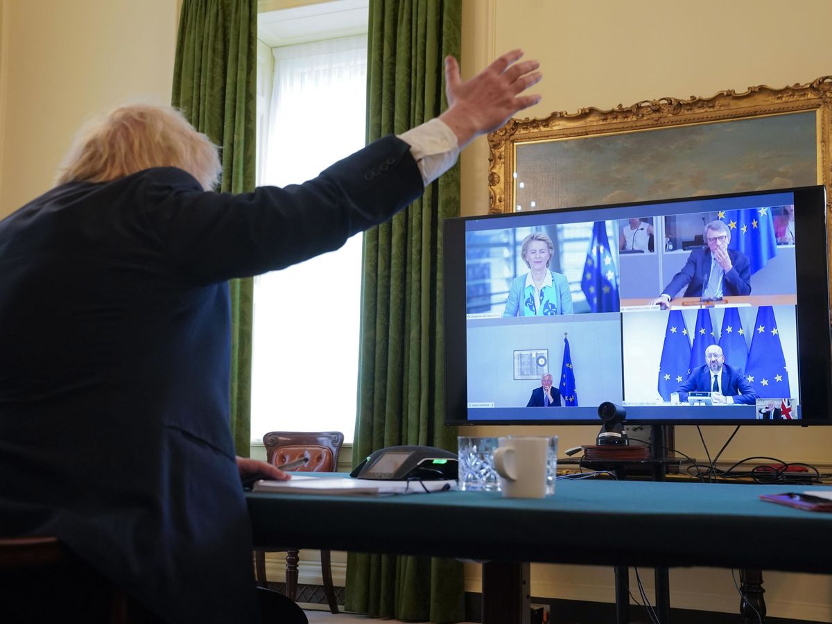Foto: El primer ministro británico, Boris Johnson, gesticula frente los líderes comunitarios. (EFE)