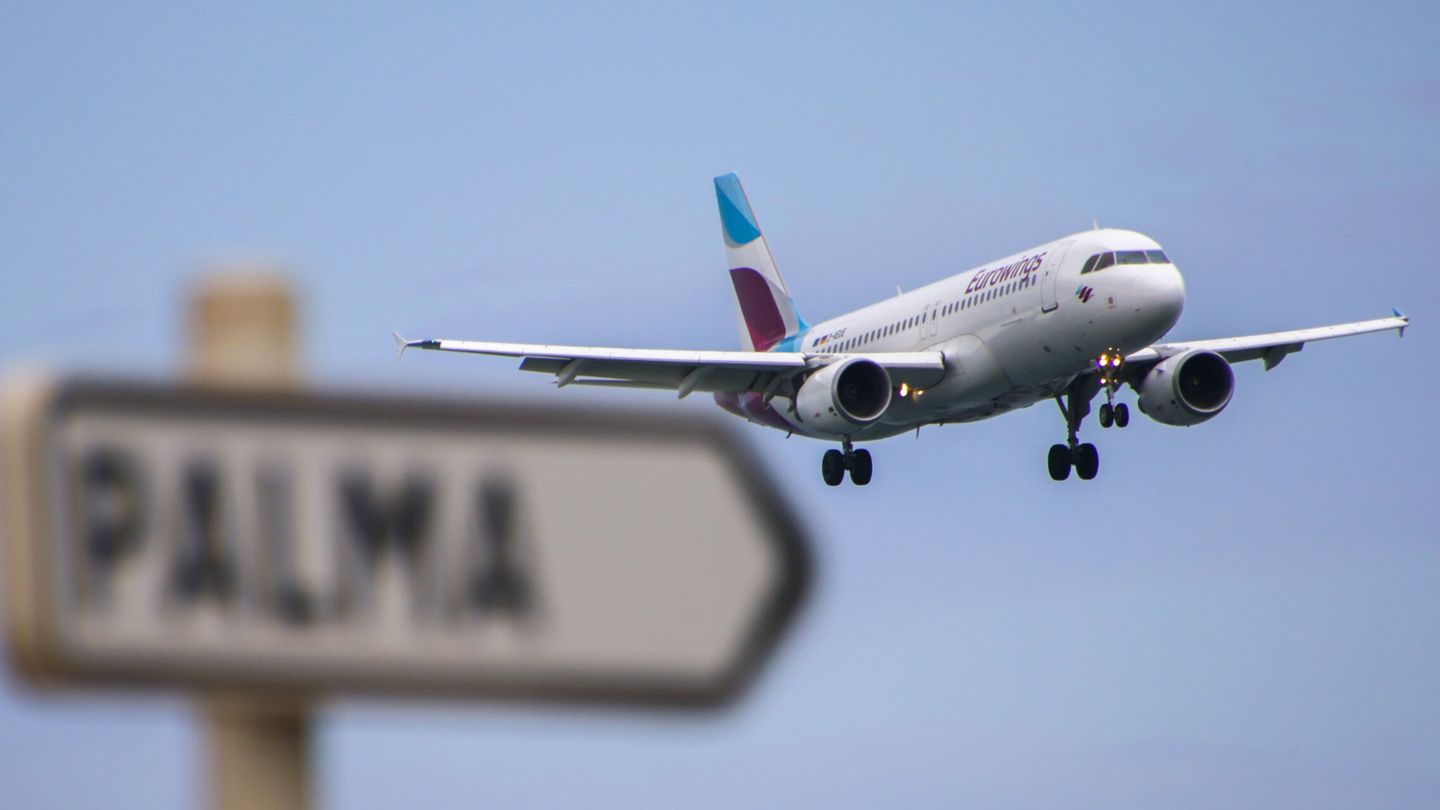 Llegada de un avión al aeropuerto de Palma de Mallorca. (EFE/Cati Cladera) 