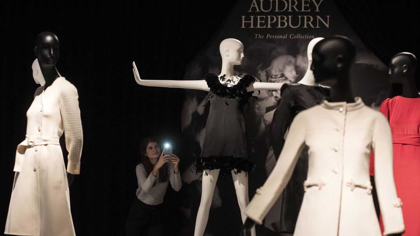 Vista de varios vestidos de Audrey Hepburn de la subasta de objetos de su pertenencia en Christies de Londres. (EFE)