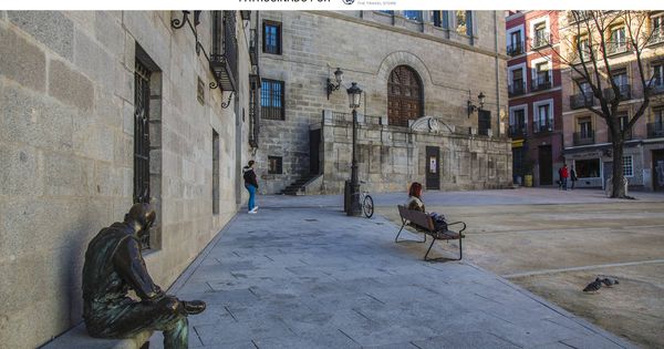 Foto: Plaza de la Paja, en Madrid, donde un 'lector eterno' acompaña a los paseantes