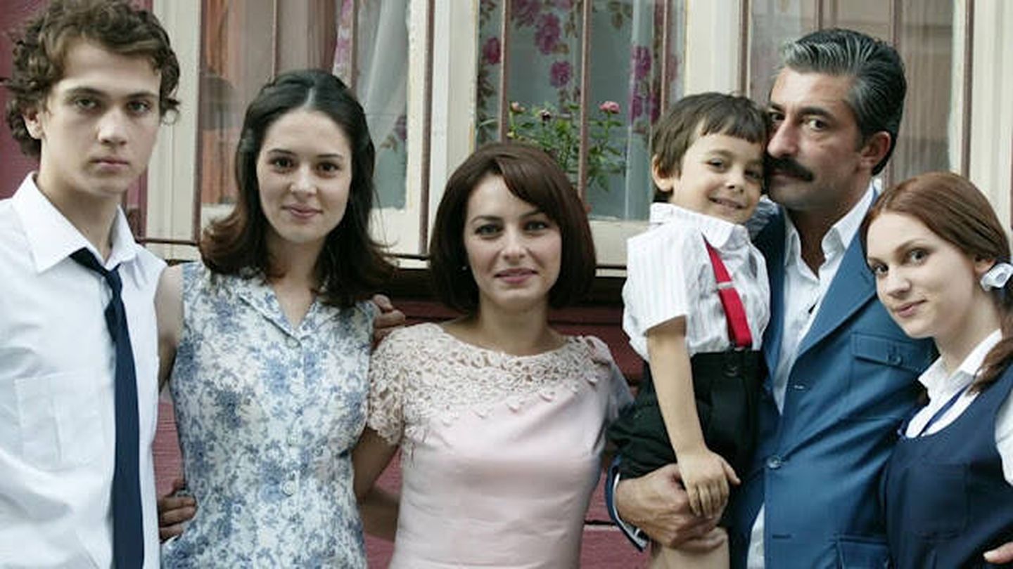 La familia Akarsu con sus cuatro hijos. (Kanal D)