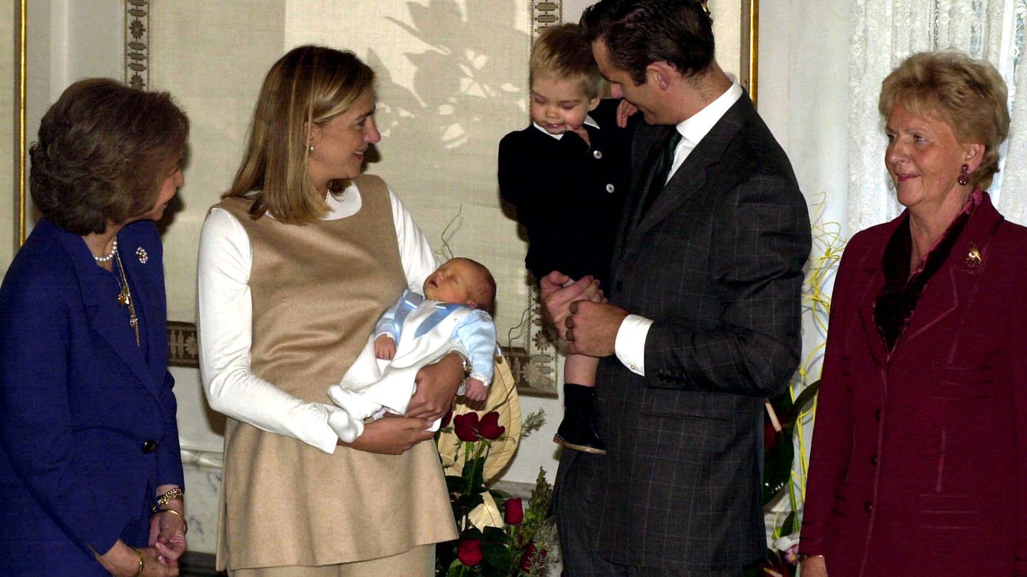 La reina Sofía, la infanta Cristina, Iñaki Urdangarin y Claire Liebaert, junto a varios de los niños del matrimonio. 