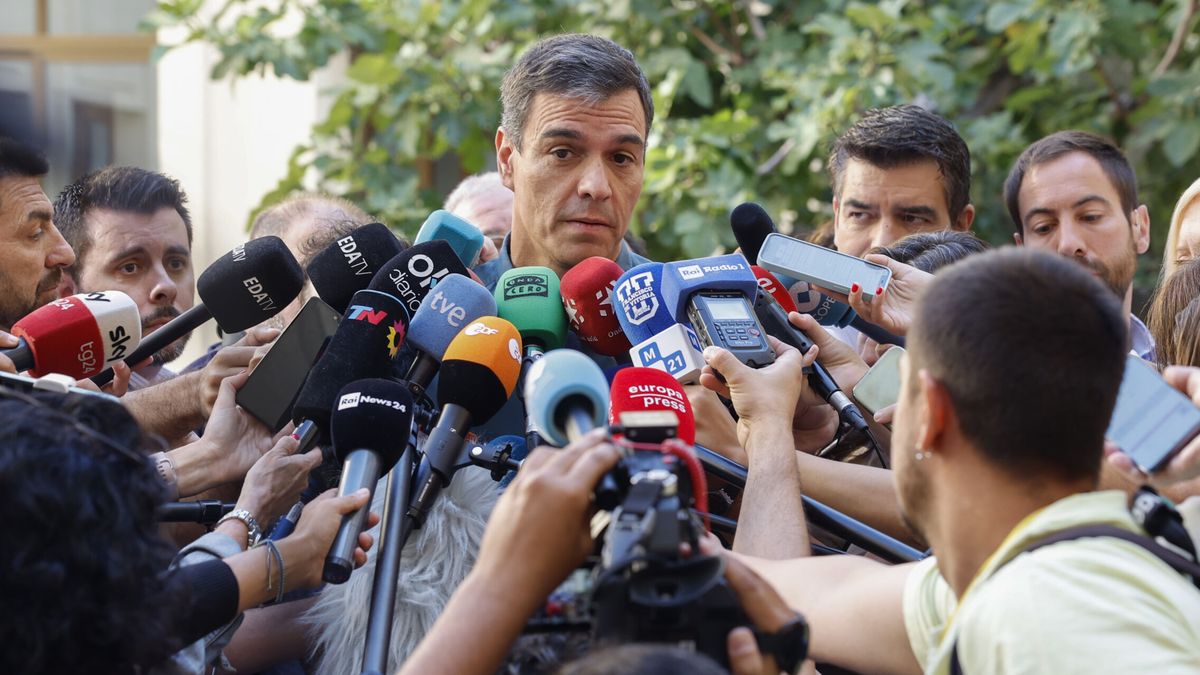 Pedro Sánchez, recibido entre gritos de "mentiroso" en su colegio electoral al votar