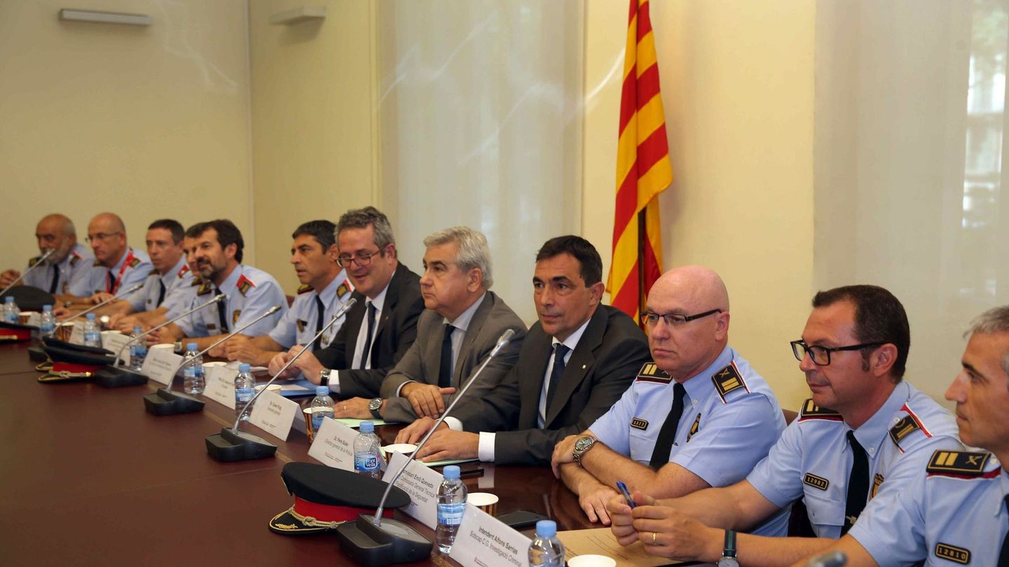 El 'conseller' de Interior, Joaquim Forn (6d), durante la primera reunión con la cúpula policial catalana. (EFE)
