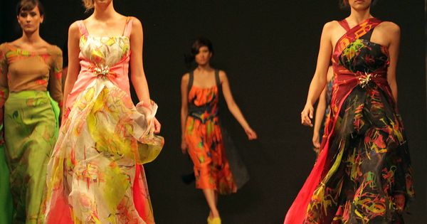 Foto: Modelos desfilan con creaciones del diseñador español Adolfo Domínguez. (EFE)