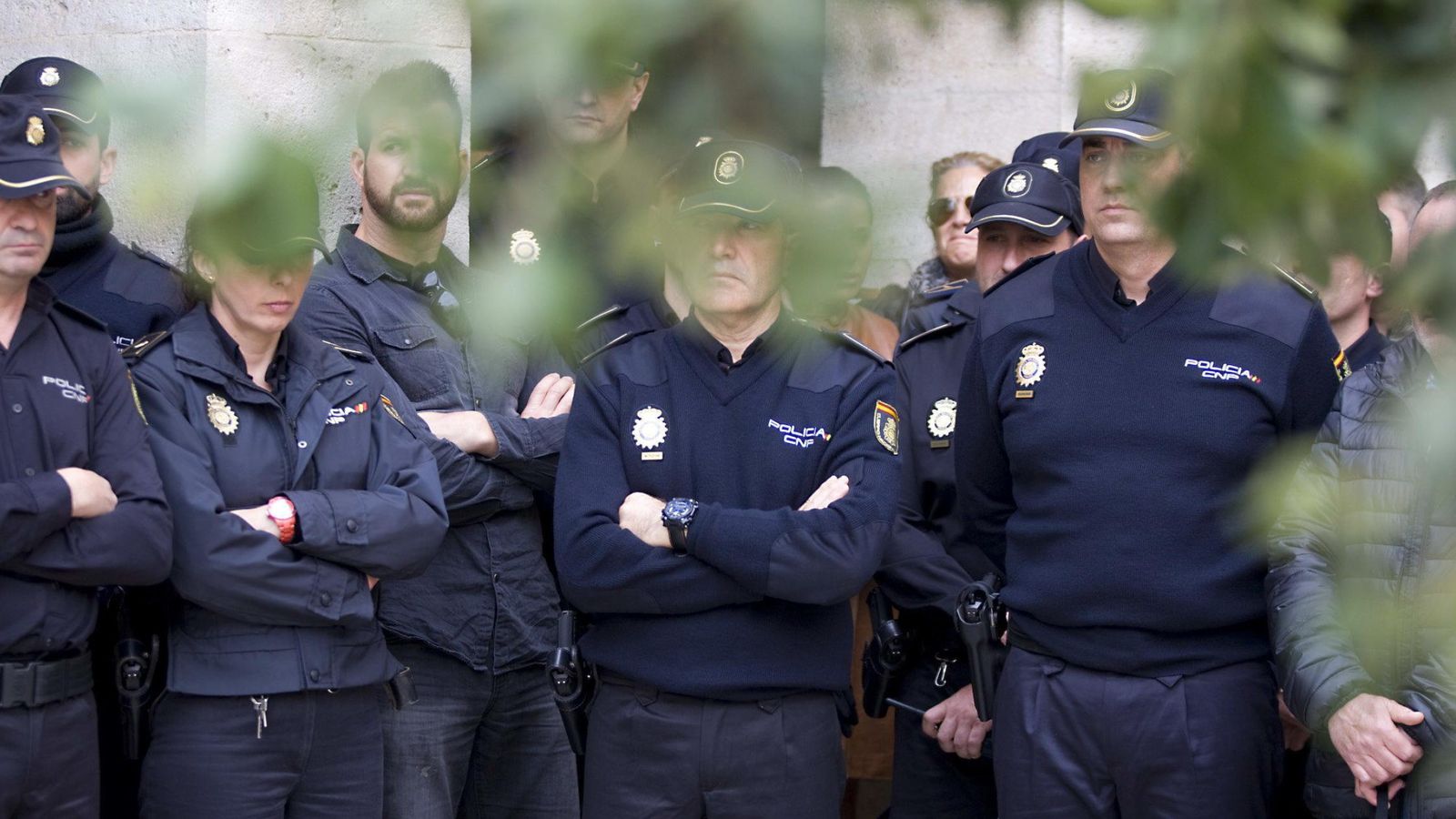 Foto: Miembros del Cuerpo Nacional de Policía guardan un minuto de silencio en homenaje y recuerdo al inspector José Antonio Martínez. (EFE)