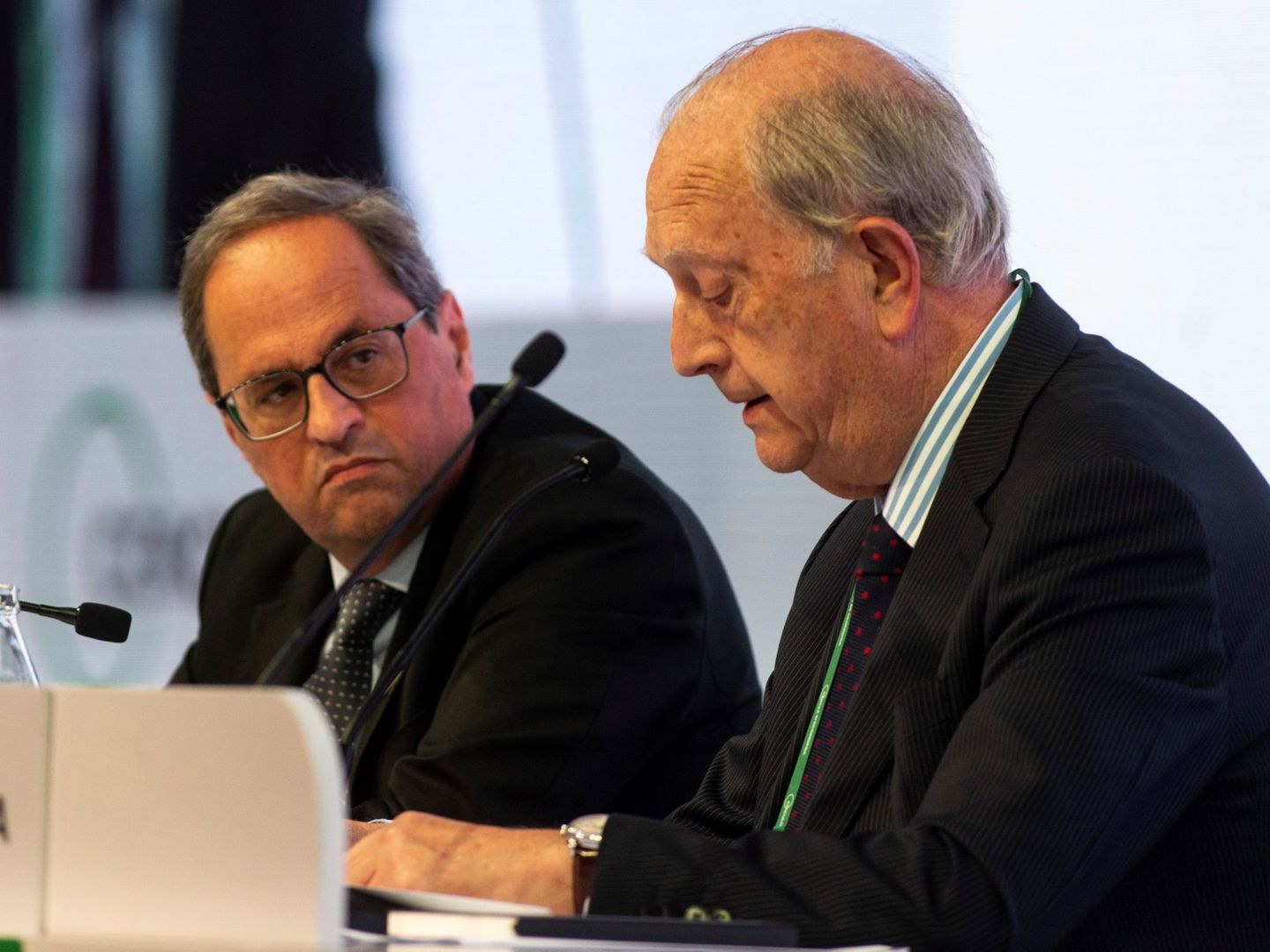 El presidente de la Generalitat, Quim Torra, y el presidente del Círculo de Economía, Juan José Bruguera (d). (EFE)