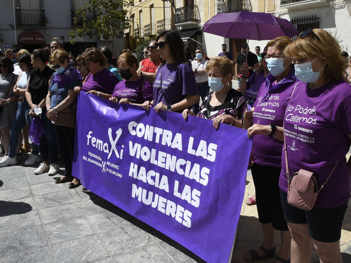Foto: Administraciones y vecinos se unen al minuto de silencio convocado por el Ayuntamiento de Tíjola (Almería) por la muerte de Maite. (EFE/Carlos Barba)