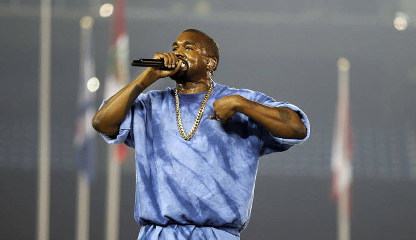 Kanye West presume de bíceps con un sencillo gesto estético. (Gtres)