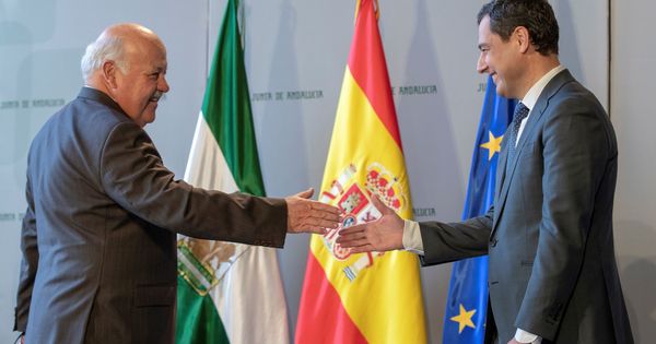 Foto: El consejero de Salud, Jesús Aguirre, con el presidente de la Junta de Andalucía, Juanma Moreno. (EFE)