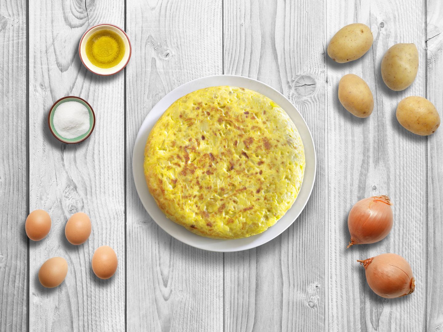 Huevos, patatas, aceite, sal... ¿y cebolla? (iStock)