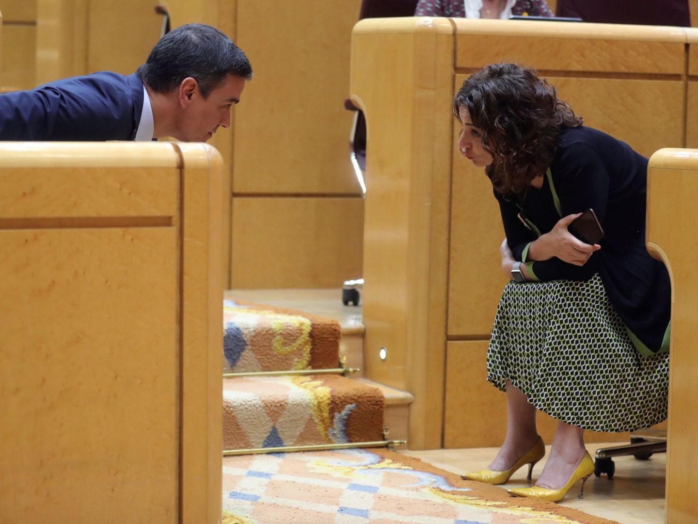 El presidente, Pedro Sánchez, conversa con la ministra de Hacienda, María Jesús Montero, durante la sesión de control del pasado 16 de junio en el Senado. (EFE)