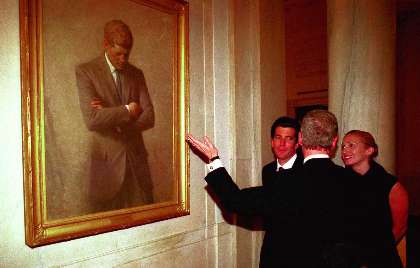 John F. Kennedy Jr. y su mujer, Carolyn Bessette, observan un retrato de JFK en la Casa Blanca junto a Bill Clinton