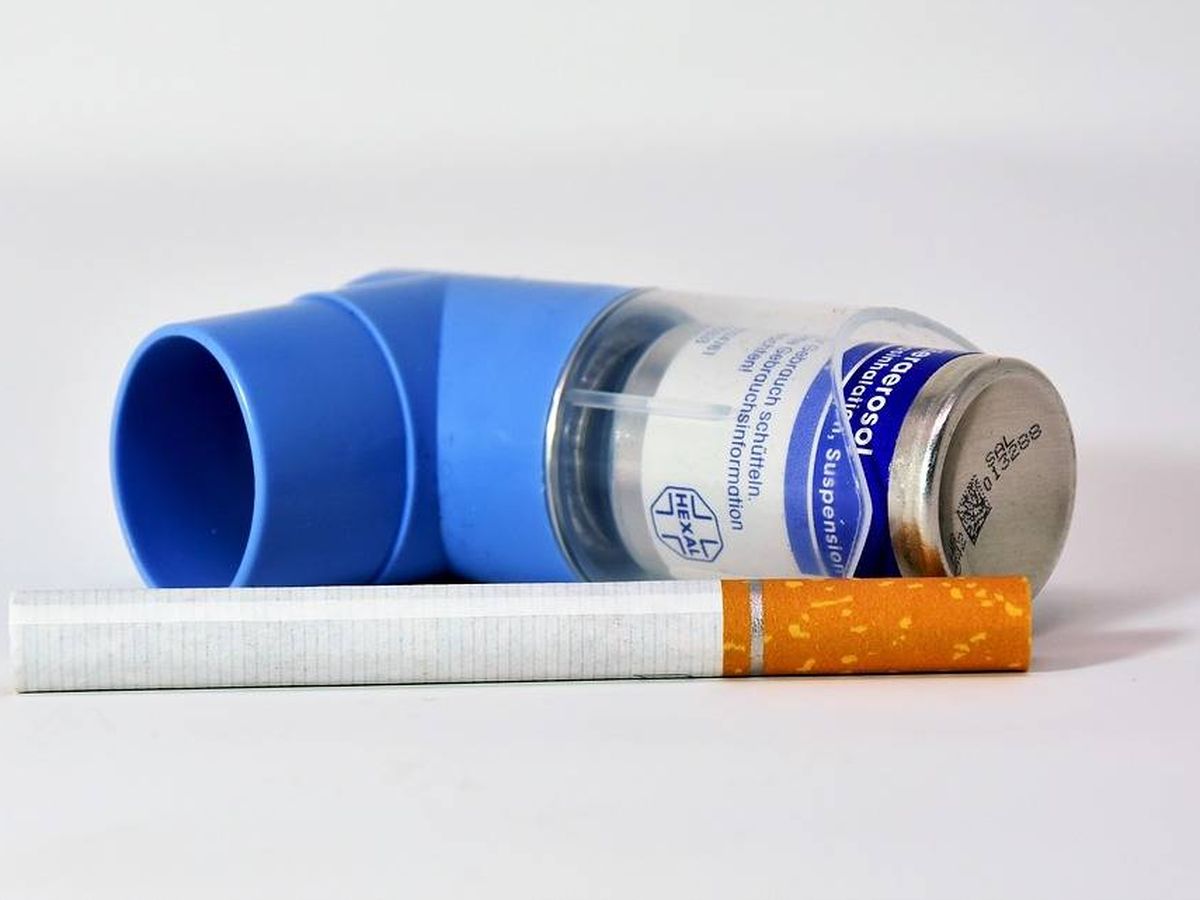 Foto: Un inhalador para asmáticos y un cigarrillo. (Pixabay)