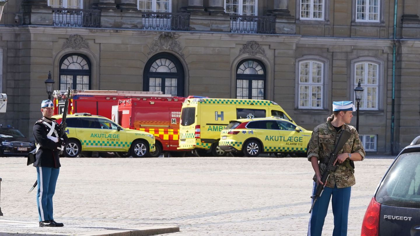 Dispositivo de seguridad desplegado en Amalienborg, este martes. (EFE)