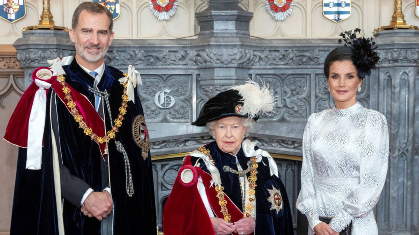 Los Reyes con Isabel II. (Reuters)