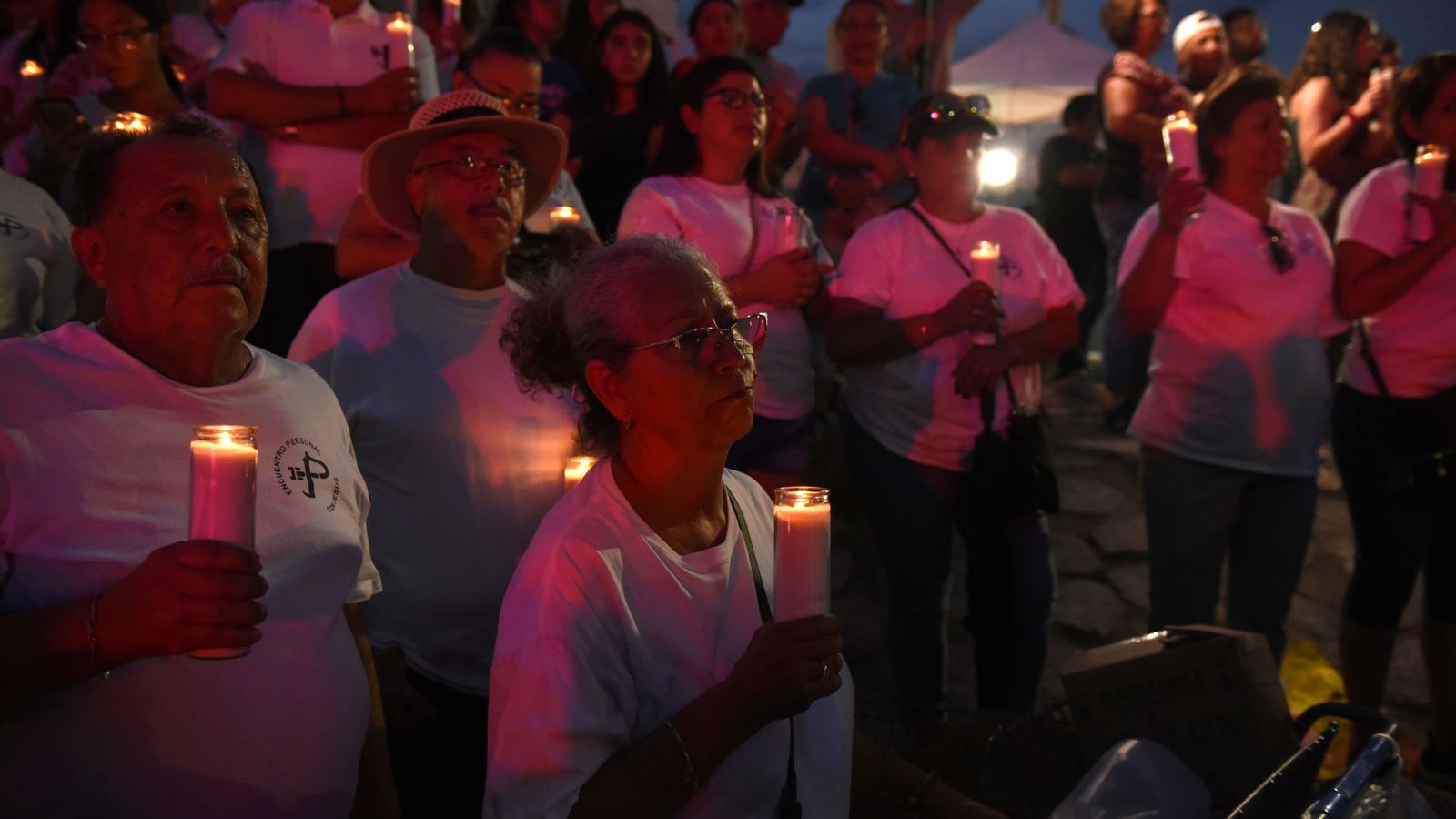 Foto: Un grupo de personas recuerdas a las víctimas del tiroteo en El Paso. (Reuters)