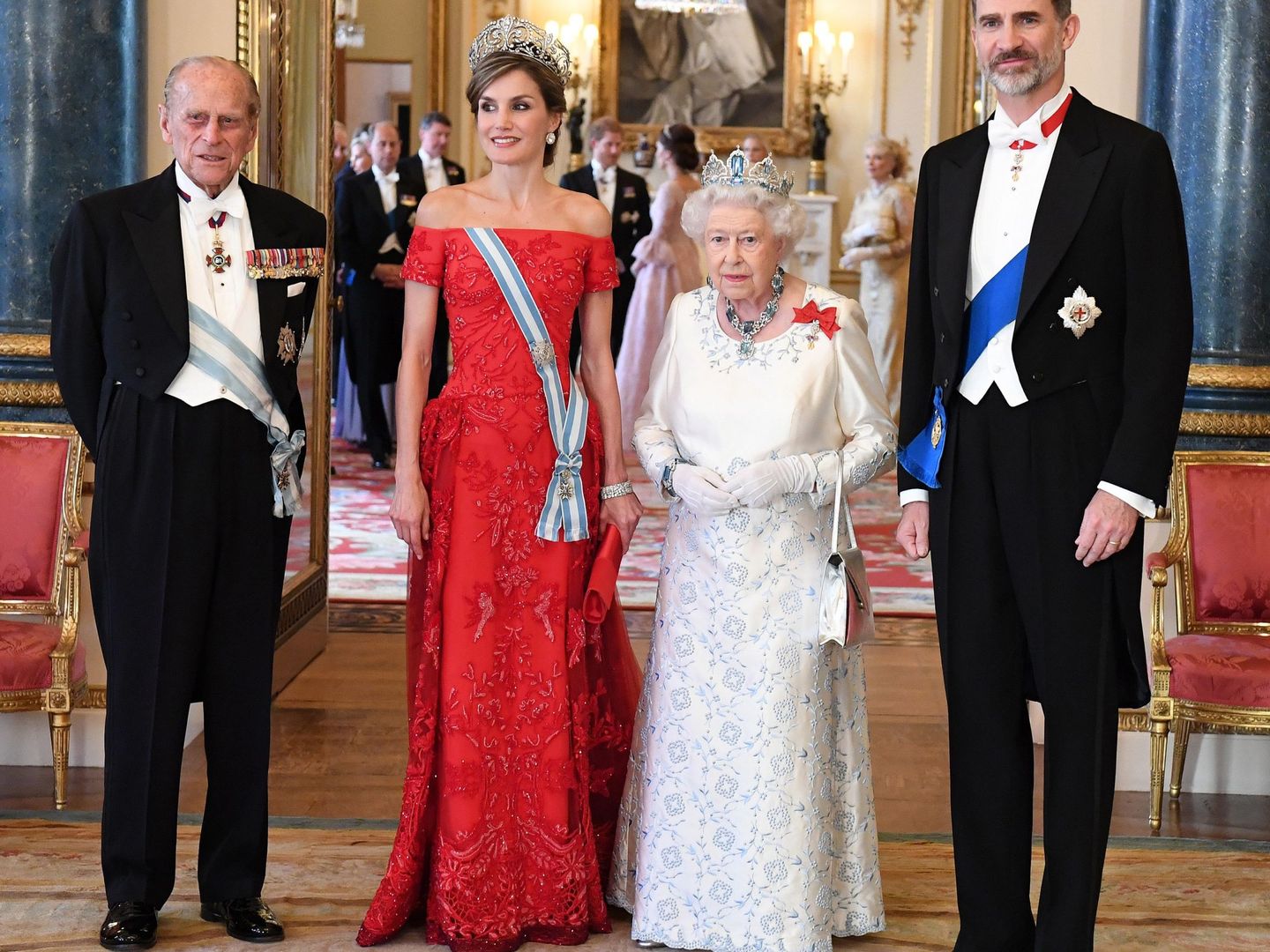 La reina Isabel II, su marido y los Reyes de España. (EFE)