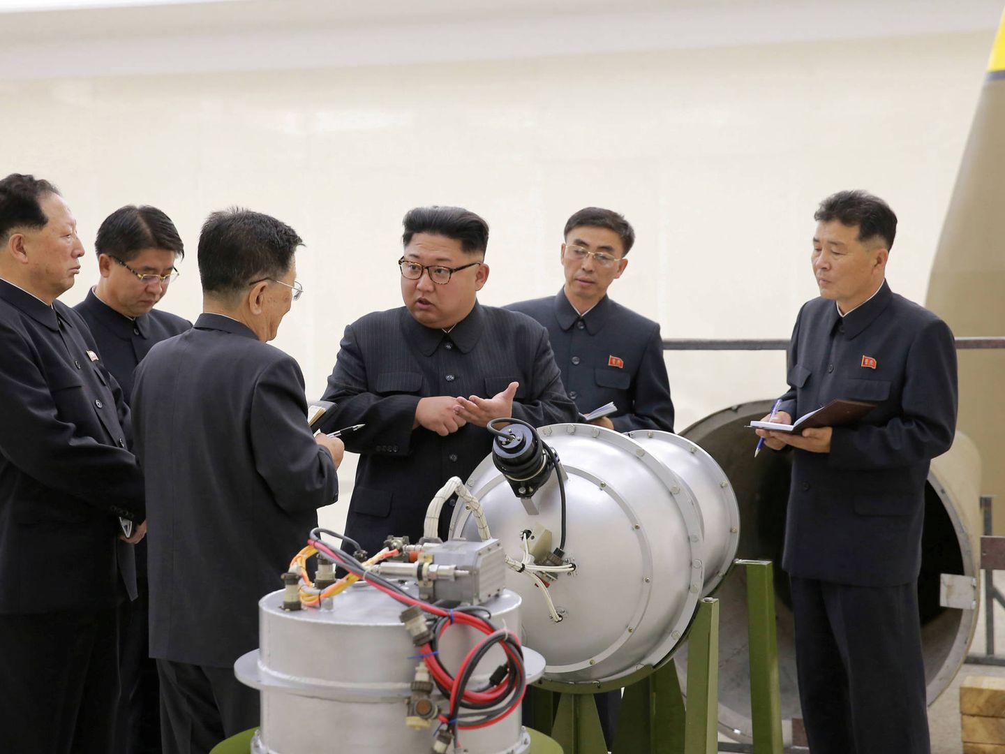 Kim Jong-Un junto a los responsables del programa nuclear norcoreano, en una imagen distribuida por la Agencia de Noticias de Corea del Norte. (Reuters) 