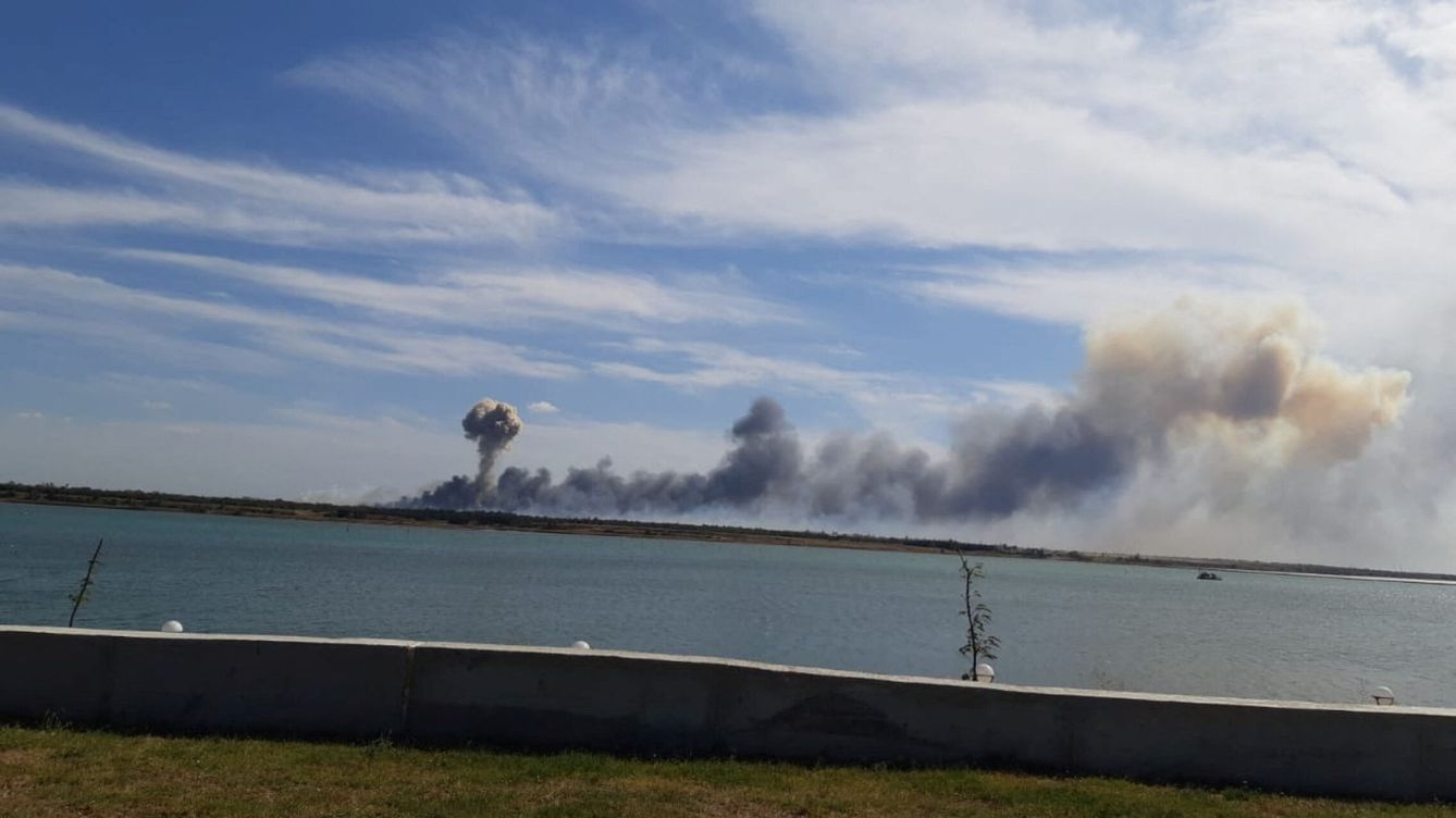 Foto: Una de las columnas de humo fruto de la explosión en una base militar rusa en Crimea. (Reuters)
