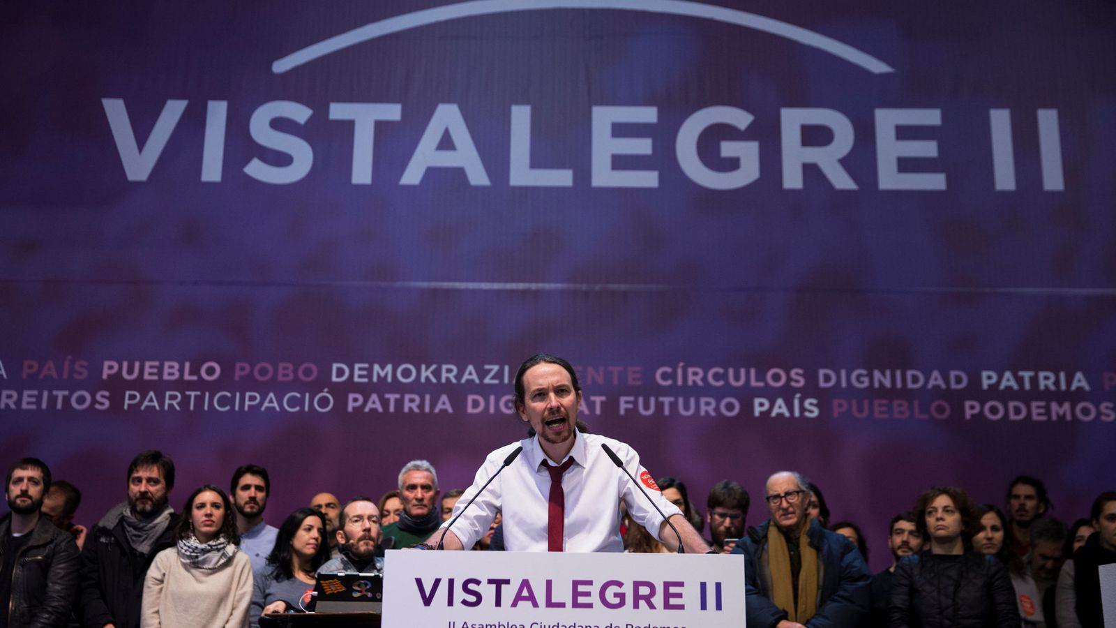 Foto: El líder de Podemos, Pablo Iglesias, cierra la asamblea de Vistalegre II acompañado por su equipo. (Reuters)