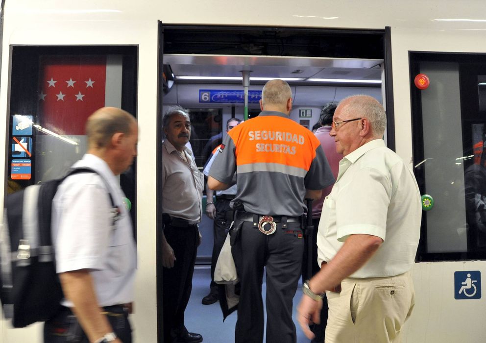 Foto: Vigilante de seguridad privada en el Metro de Madrid.