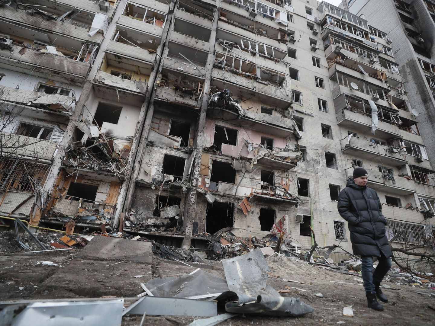Consecuencias de un bombardeo en una zona residencial de Kiev. (EFE/Sergey Dolzhenko) 