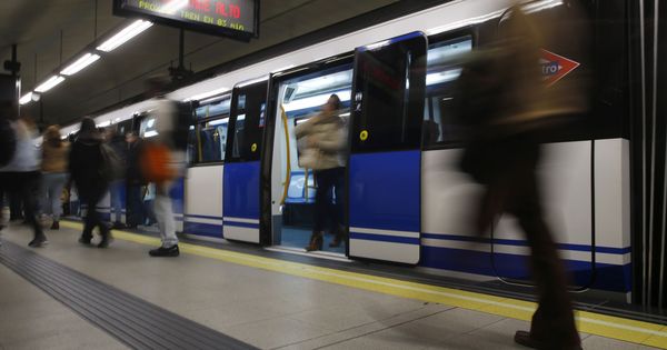 Foto: Viajeros en el Metro de Madrid. (EFE)