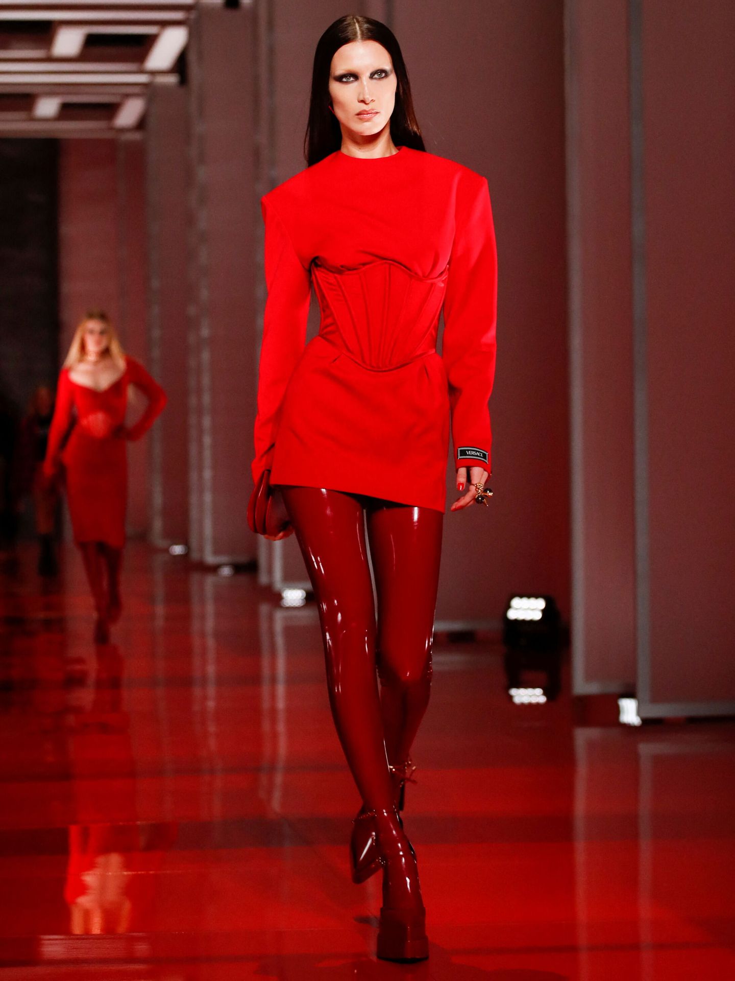 Uno de los modelos de la colección otoño-invierno 2022 de Versace. (Reuters)