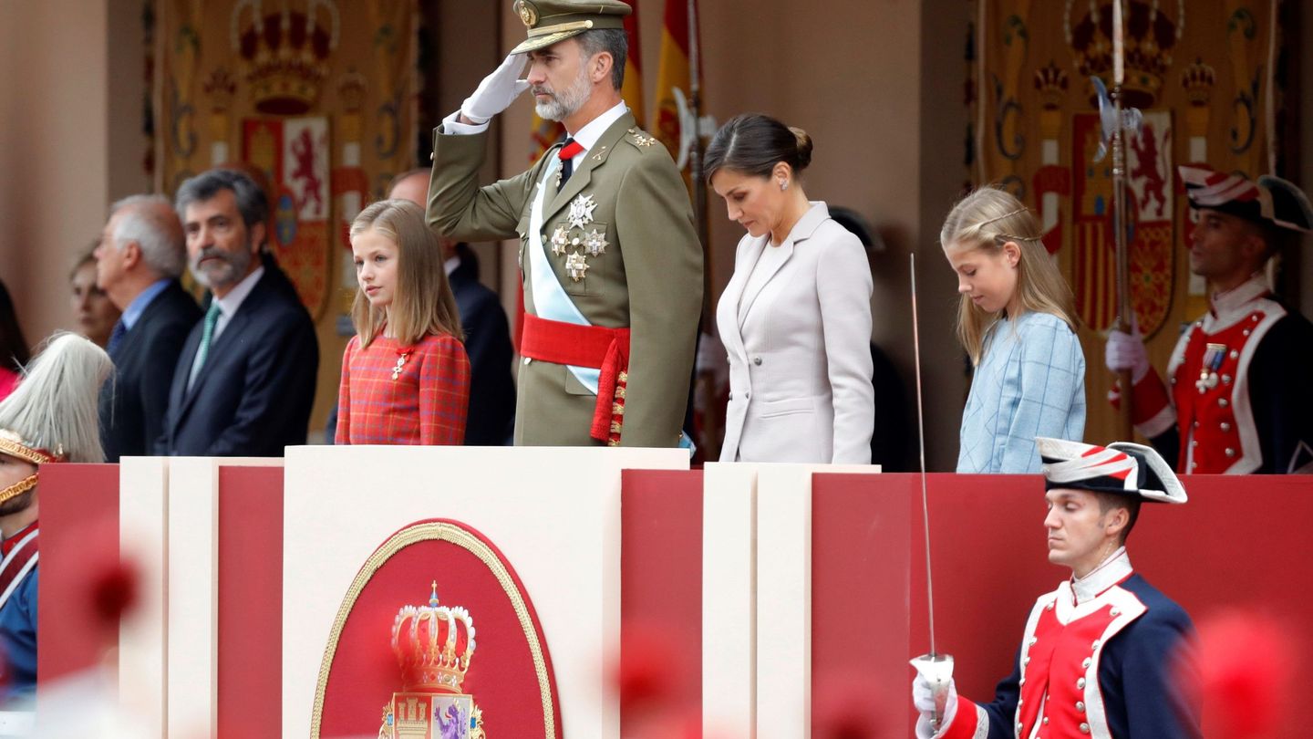 Los Reyes, la princesa Leonor y la infanta Sofía, durante el tradicional desfile del 12 de octubre. (EFE)