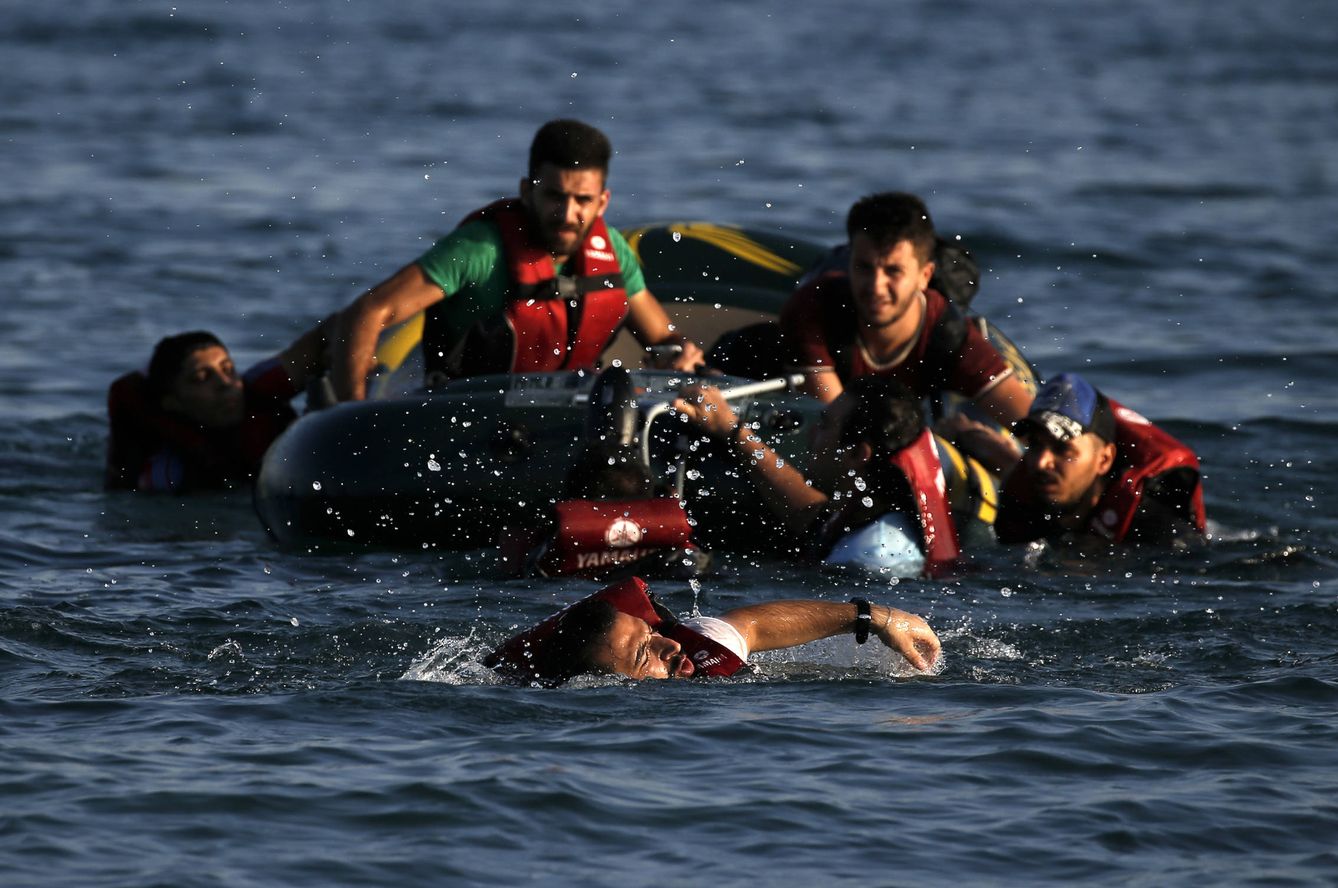 Foto: Refugiados sirios intentan alcanzar a nado la isla de Kos tras naufragar a cientos de metros de la costa griega, el 17 de agosto de 2015 (Reuters).