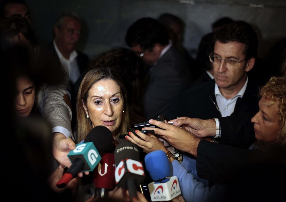 Foto: Ana Pastor responde a los periodistas tras visitar a los familiares de las víctimas del accidente (EFE)