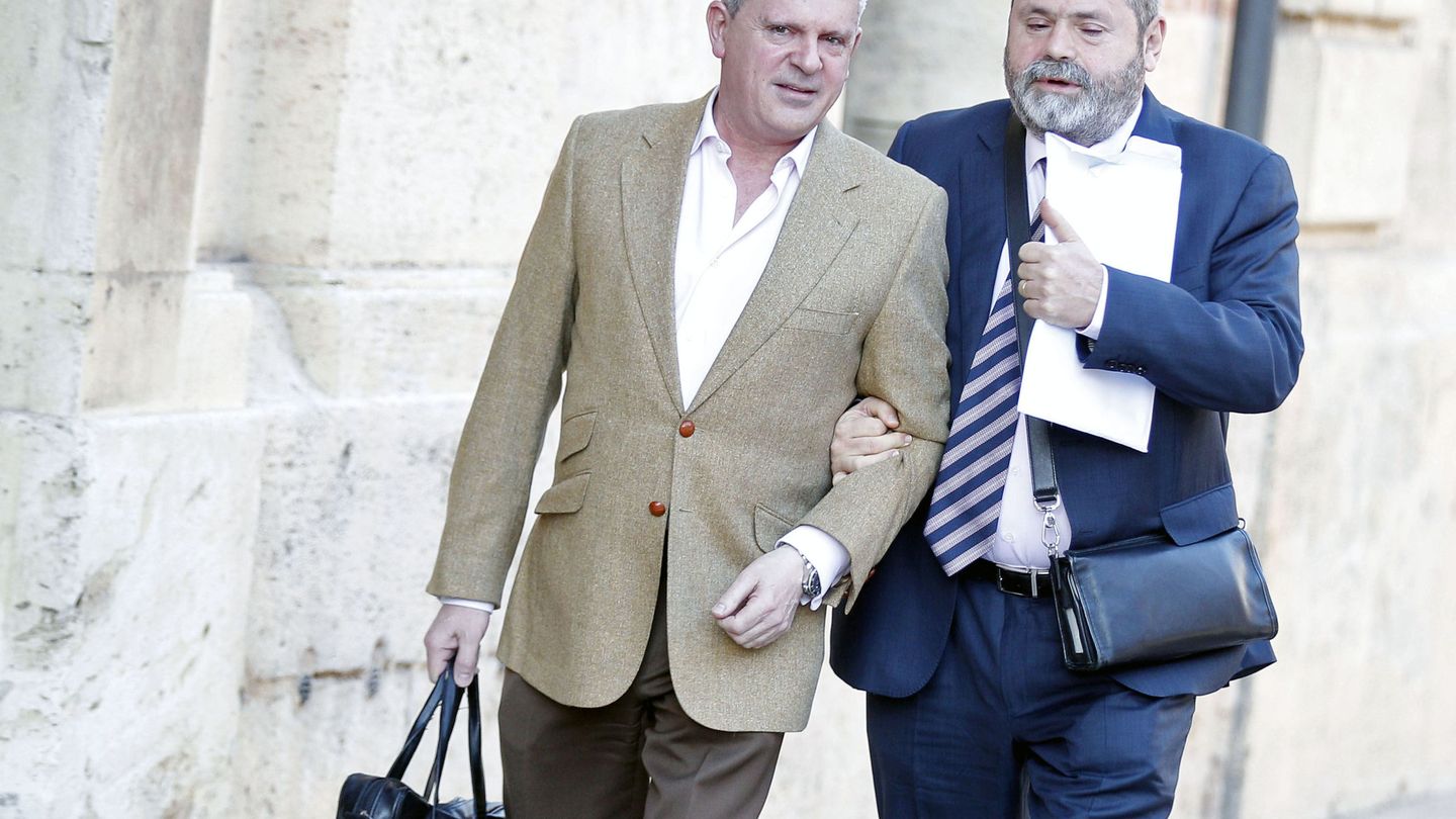Miguel Durán acompañado de su cliente Pablo Crespo, uno de los cabecillas de la trama Gürtel. Manuel Bruque (EFE)