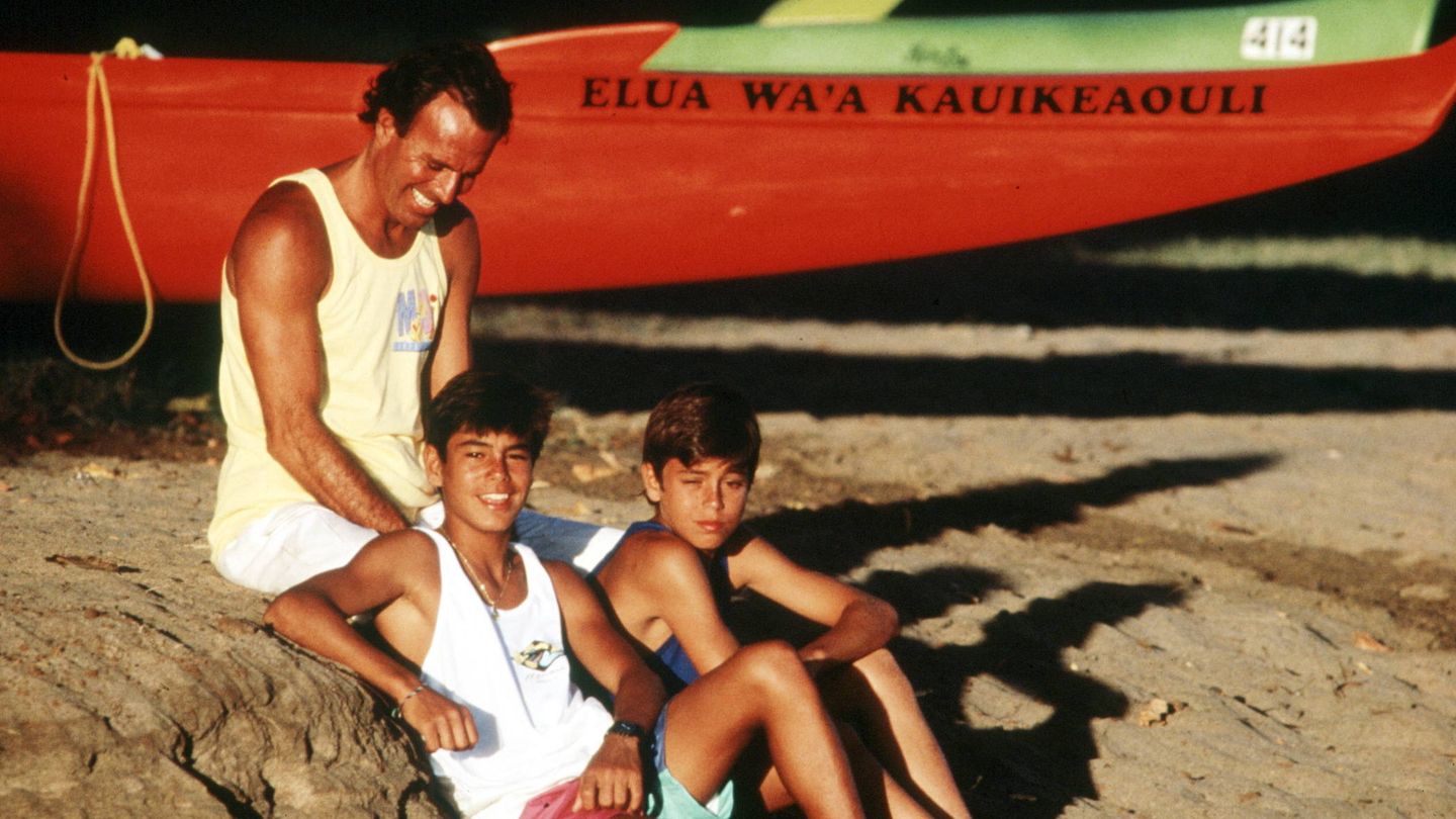 Julio Iglesias con sus hijos Enrique y Julio (Gtres)