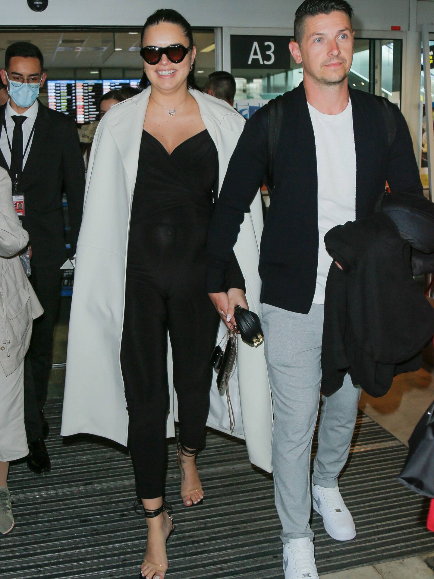 Adriana Lima y Andre Lemmers, en su llegada al aeropuerto de Niza. (Cordon Press)