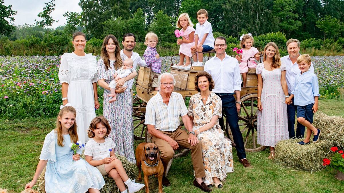 Campestre y multitudinario: la familia real de Suecia se reencuentra para su posado de verano