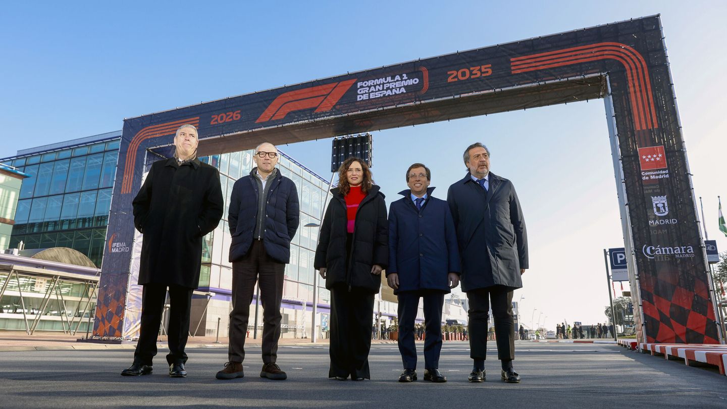 Ayuso, entre el presidente de IFEMA, el CEO de la Fórmula 1, el alcalde de Madrid y el presidente de la Cámara de Comercio. (EFE/Rodrigo Jiménez) 