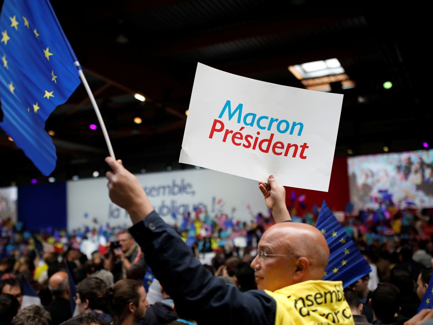 Un seguidor de Emmanuel Macron, con la bandera de la Unión Europea. (Reuters)