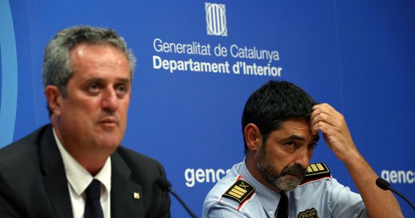 Foto: El 'conseller' de Interior, Joaquim Forn, junto al jefe de los Mossos d'Esquadra, Josep Lluís Trapero. (Reuters) 