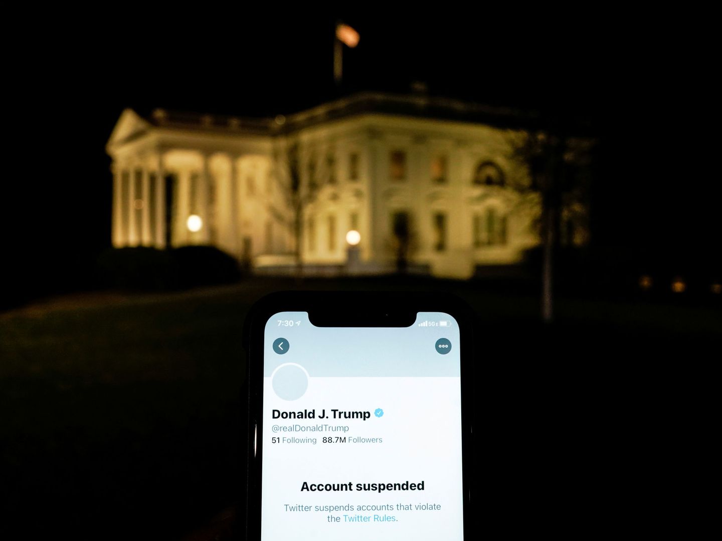 Twitter y Facebook suspendieron las cuentas del presidente estadounidense. (Reuters)