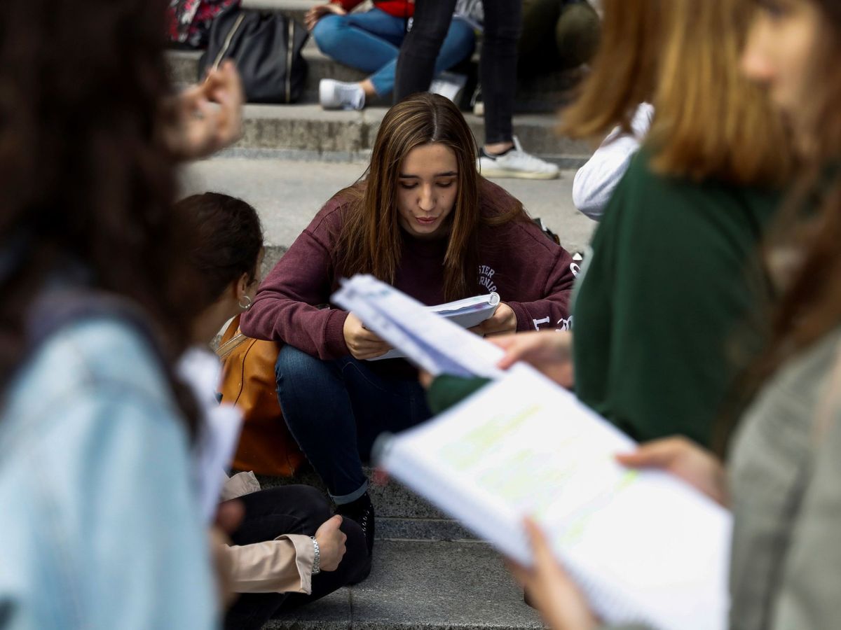 Foto: Un grupo de jóvenes estudiando. (EFE/Emilio Naranjo)