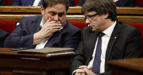 Foto:  El presidente de la Generalitat Carles Puigdemont (d) y el vicepresidente Oriol Junqueras (i) en el Parlament. (EFE)