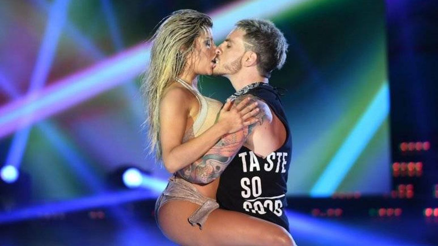 Beso final entre Fede Bal y Laurita Fernández en el programa 'Bailando 2017'.