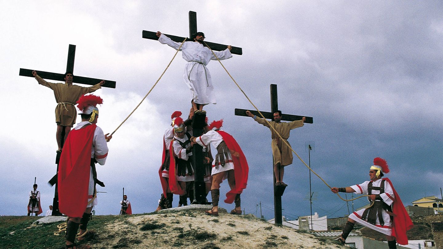 Representación de la crucifixión de Jesucristo en Cuevas del Campo. (Cortesía)