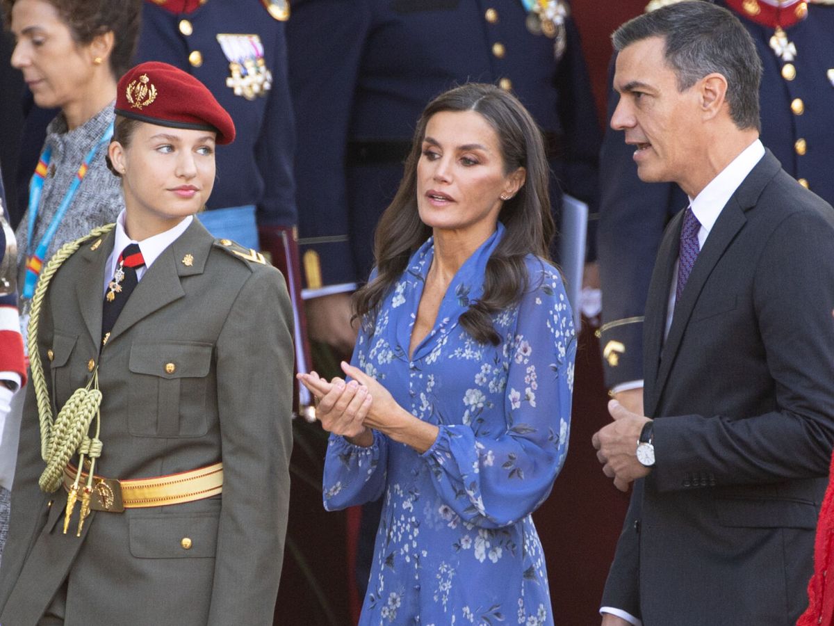 Foto: La princesa Leonor, la reina Letizia y Pedro Sánchez en el desfile del Día de la Hispanidad. (EFE/Daniel González)