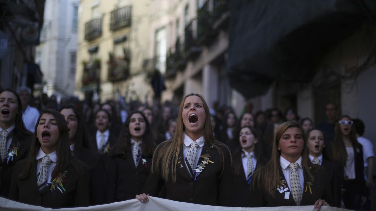 Estudiantes de la Escuela Militar Odivelas protestan contra las medidas de austeridad en Lisboa (Reuters).