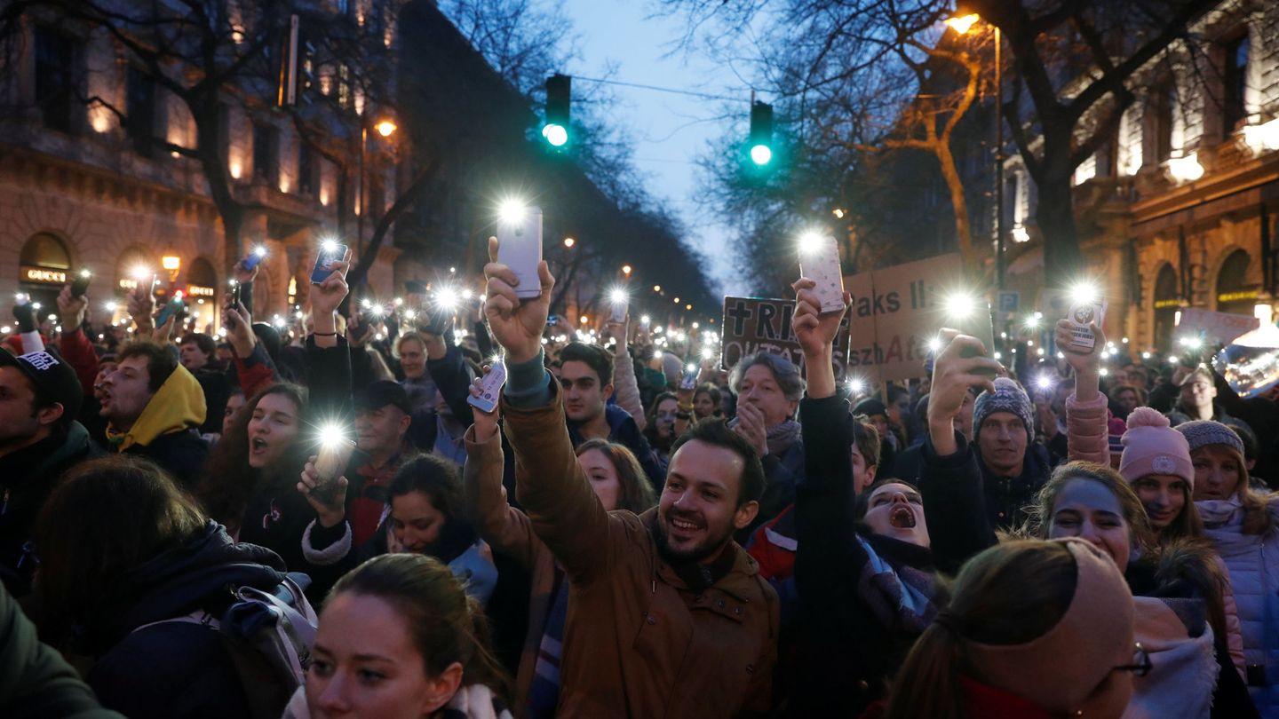 Estudiantes protestan contra el Gobierno de Orbán en Budapest, el pasado 15 de marzo, el Día Nacional de Hungría. (Reuters)
