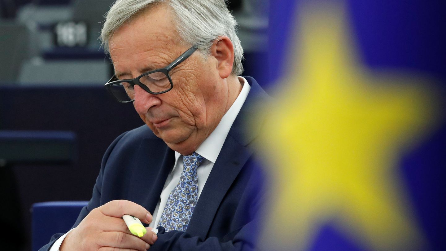 Jean-Claude Juncker, presidente de la Comisión Europea, consultando su reloj. (Reuters)