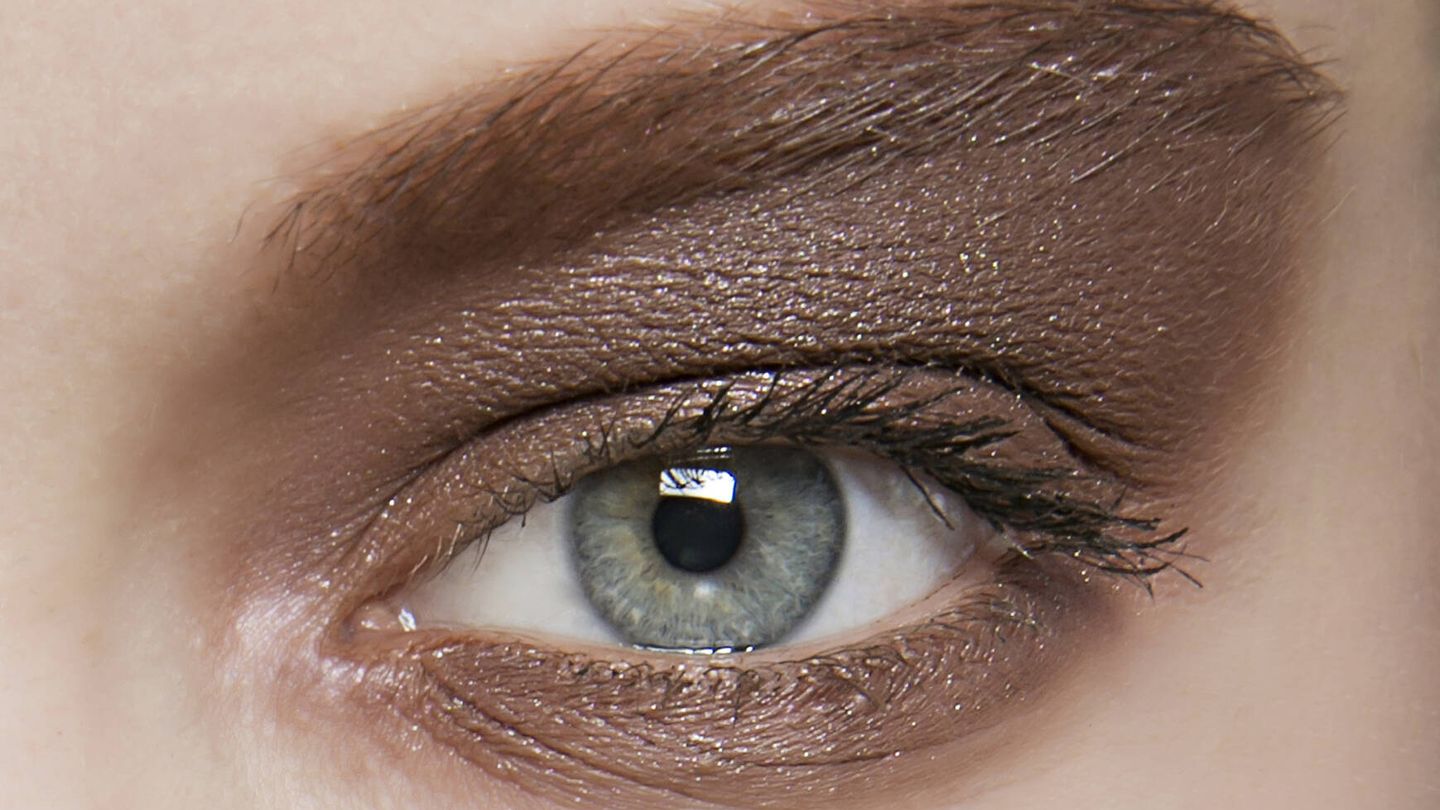 Se puede utilizar sombras de ojos en stick para iluminar un área del ojo. (Imaxtree)