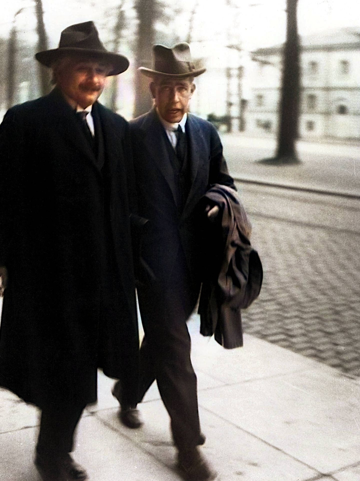 Niels Bohr con Albert Einstein en 1930, en Bruselas. (Wikimedia Commons)